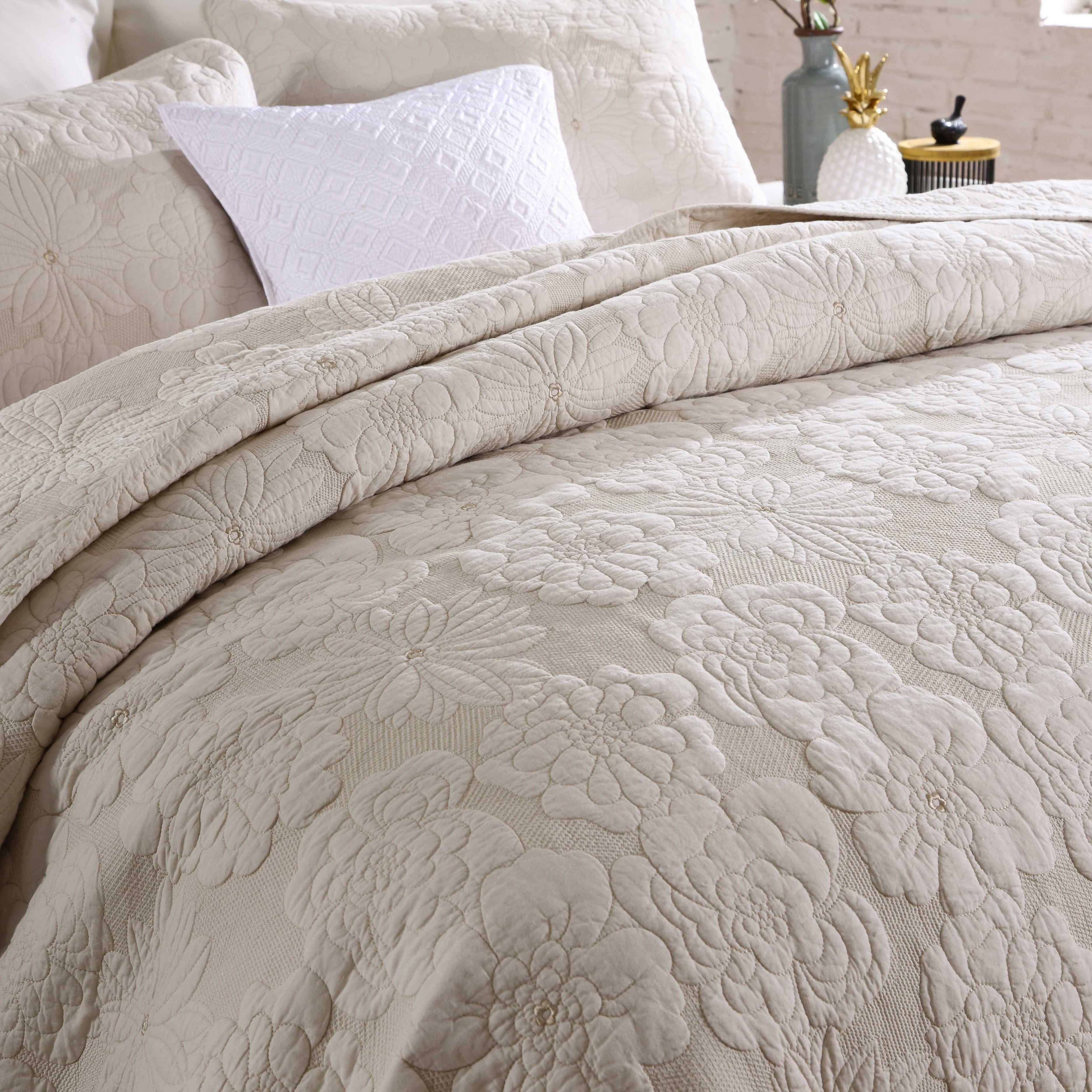 product-Fancyalgo-VirtualModelMatting-5ab8ea9abebb41b64c09f652b386f42f Beige Quilted Bed Cover - Image 1